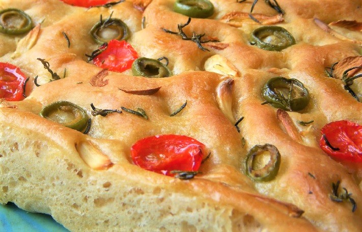 Focaccia con olive e pomodorini