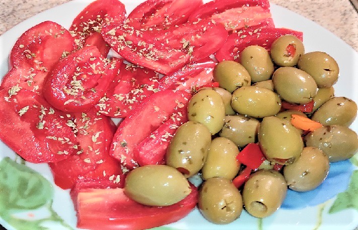 Carpaccio di pomodori e olive condite