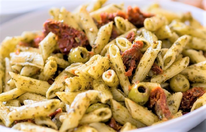 Insalata di pasta con pomodori secchi e olive
