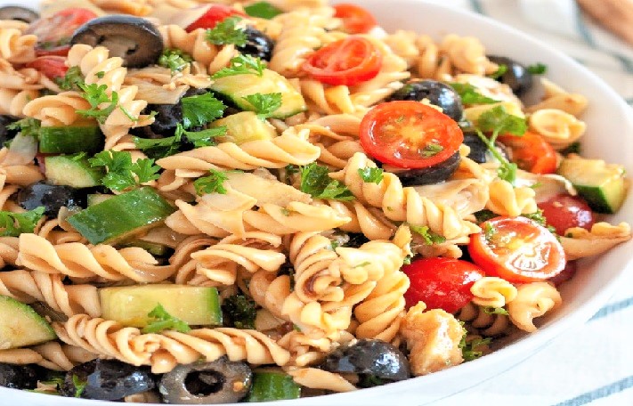 Insalata di pasta con verdure e olive
