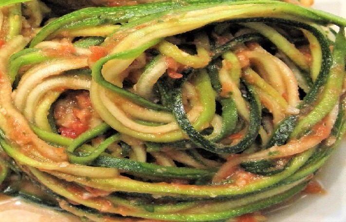 Spaghetti di zucchine al pomodoro fresco